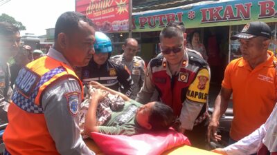 Polisi Bersama Petugas Medis Memindahkan Sumarni (31) Warga Kecamatan Pelabuhan Ratu yang Tengah Hamil dan Terjebak di Tengah Kemacetan Arus Balik Wisata (Sumber : Istimewa)