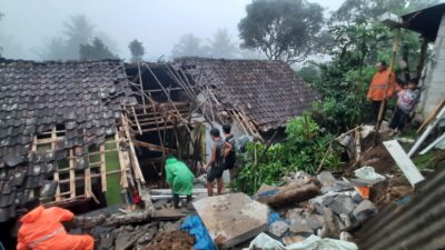 Longsor Timpa Rumah Seorang Lansia di Kampung Cibodas, Desa Pawenang, Kecamatan Nagrak pada Selasa, 23 April 2024 (Sumber : Istimewa)