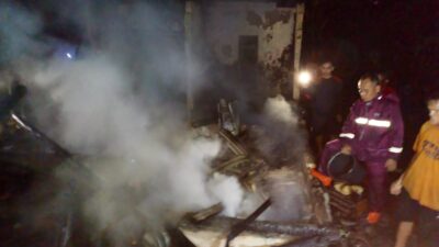 Petugas Berusaha Memadamkan Api Rumah Seorang Lansia di Nagrak yang Terbakar Sesaat Setelah Tersambar Petir (Sumber : Istimewa)