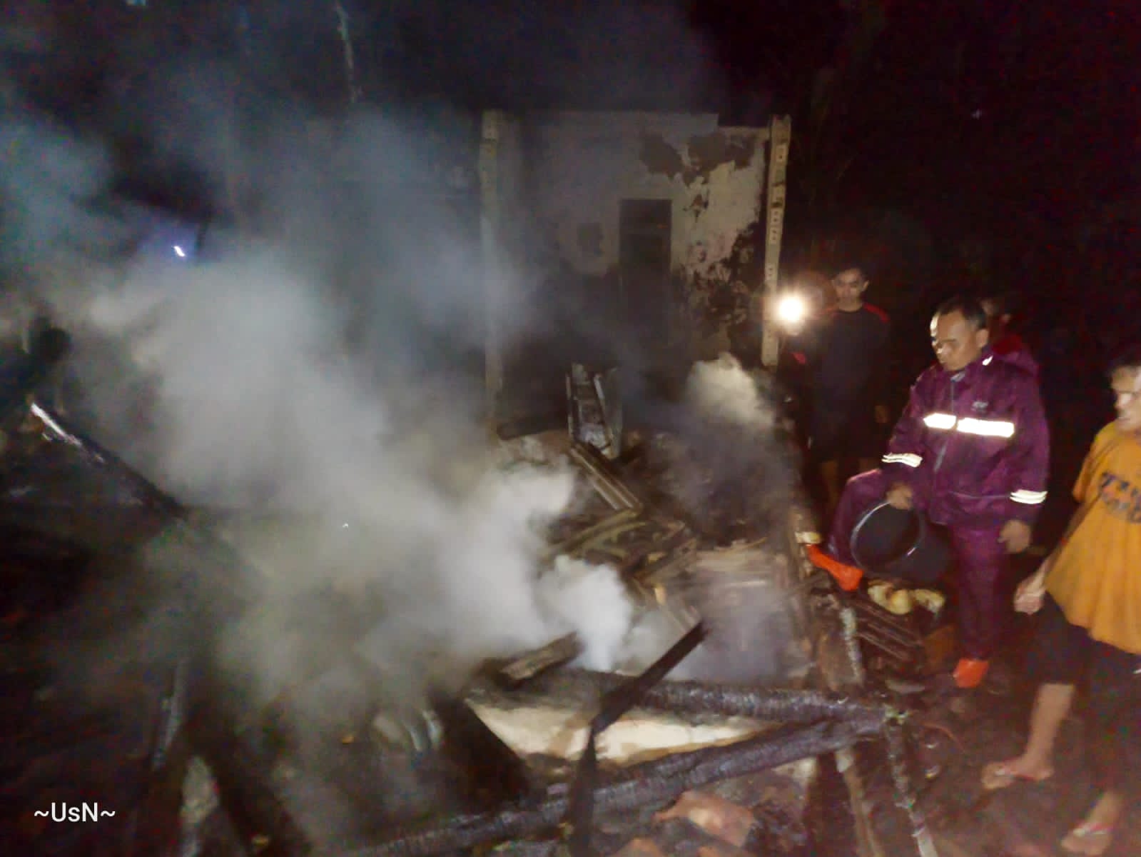 Petugas Berusaha Memadamkan Api Rumah Seorang Lansia di Nagrak yang Terbakar Sesaat Setelah Tersambar Petir (Sumber : Istimewa)