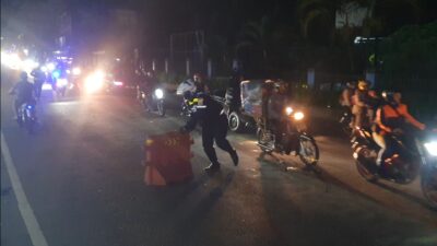 Polisi Berlakukan One Way dari Arah Bogor Menuju Sukabumi di Jalur Arteri Cicurug saat Volume Kendaraan Padat pada Sabtu, 6 April 2023 sekira pukul 23.00 WIB (Sumber : Istimewa)