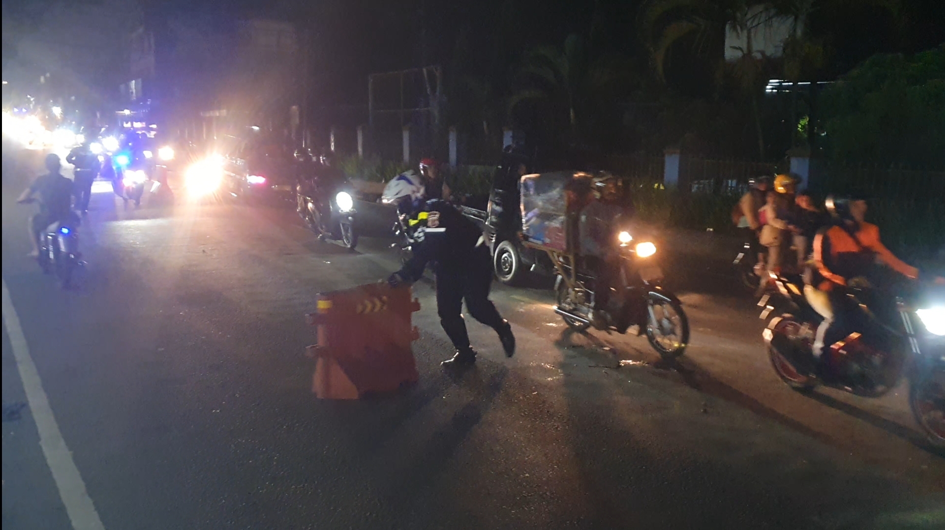 Polisi Berlakukan One Way dari Arah Bogor Menuju Sukabumi di Jalur Arteri Cicurug saat Volume Kendaraan Padat pada Sabtu, 6 April 2023 sekira pukul 23.00 WIB (Sumber : Istimewa)
