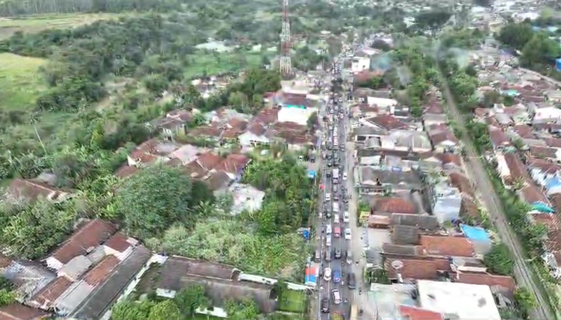 Gambar Udara Kemacetan Exit Tol Parungkuda Hingga ke Cibadak (Sumber : Istimewa)