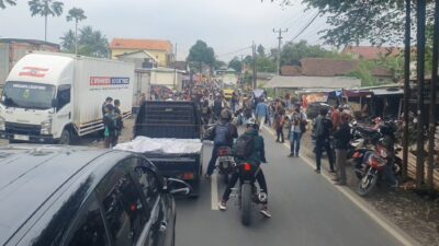 Warga Memblokir Jalan Provinsi Sukabumi-Pelabuhanratu Tepat di Depan Pabrik PT. GSI Cikembar (Sumber : A. Fikri)
