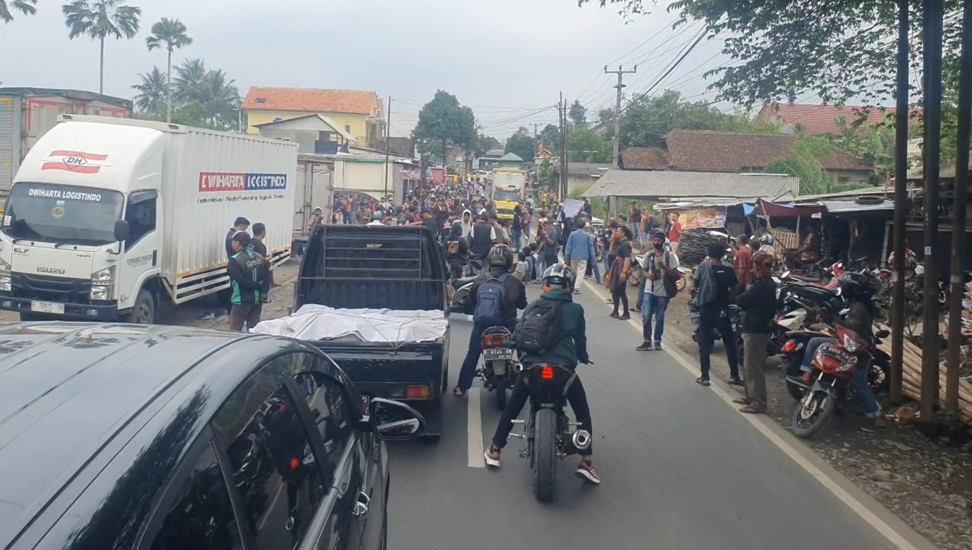 Warga Memblokir Jalan Provinsi Sukabumi-Pelabuhanratu Tepat di Depan Pabrik PT. GSI Cikembar (Sumber : A. Fikri)
