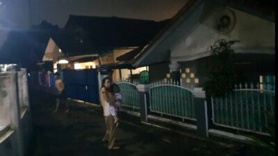 Kepanikan Warga Keluar dari Rumah Saat Gempa Besar Terjadi di Kelurahan Sriwedari, Kota Sukabumi (Sumber : A. Fikri)
