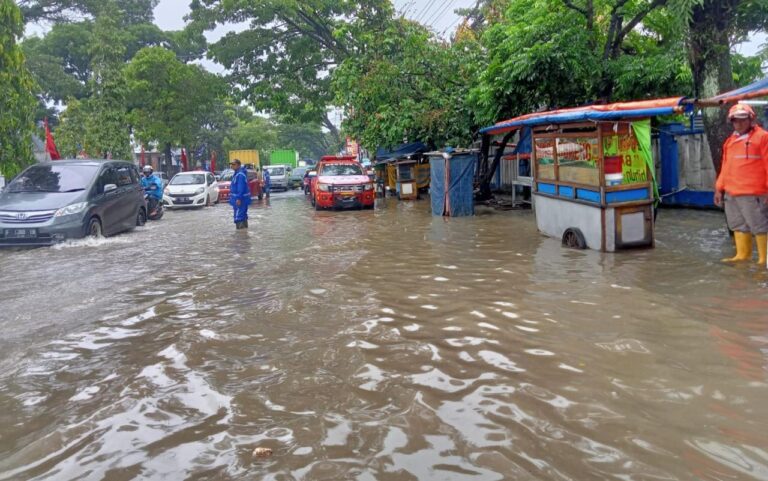 Curah hujan dengan intensitas tinggi mengakibatkan banjir yang menggenangi akses jalan di depan Terminal Tipe A KH Ahmad Sanusi Kota Sukabumi, pada beberapa waktu lalu. Foto: Dok. HALOSMI.