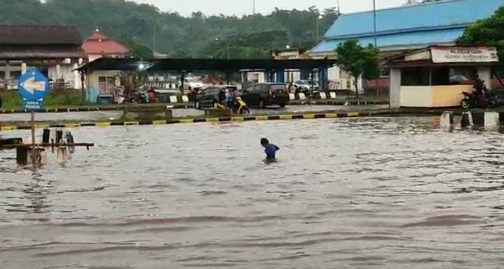 Banjir di Terminal Type A kota Sukabumi pasca hujan deras, Foto: Istimewa.