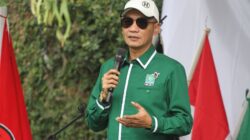 Ketua DPC PKB Hasim Adnan memberikan sambutan saat kerjasama dalam koalisi mengahadapi Pilkada Kabupaten Sukabumi 2024 di Cafe van Mila, Jalan Cemerlang, Kota Sukabumi, Sabtu 4 Mei 2024. FOTO: Darwin Sandy/HALOSMI.
