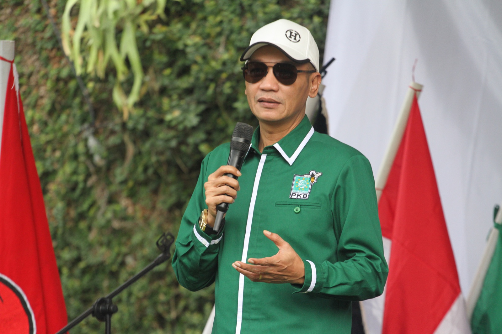 Ketua DPC PKB Hasim Adnan memberikan sambutan saat kerjasama dalam koalisi mengahadapi Pilkada Kabupaten Sukabumi 2024 di Cafe van Mila, Jalan Cemerlang, Kota Sukabumi, Sabtu 4 Mei 2024. FOTO: Darwin Sandy/HALOSMI.