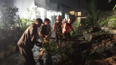Petugas BPBD Kota Sukabumi melaksanakan penanganan bencana pasca hujan dengan intensitas tinggi mengguyur pada Minggu malam, 26 Mei 2024. Foto: Pusdalops BPBD Kota Sukabumi for HALOSMI.