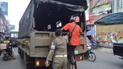Petugas gabungan kembali menertibkan jukir liar di beberapa lokasi di Kota Sukabumi, pada Selasa, 14 Mei 2024. Foto: Istimewa.