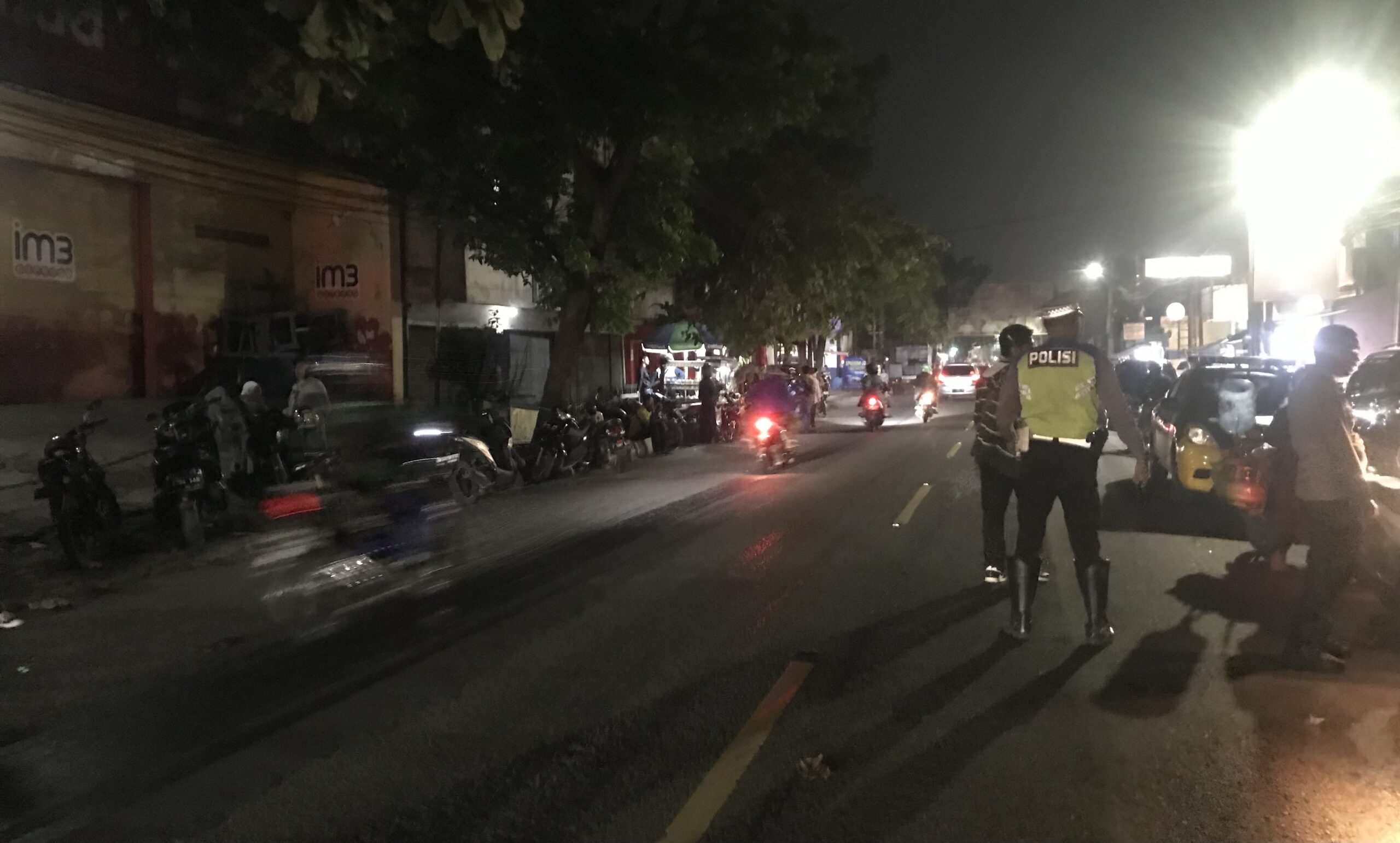 Polisi berlakukan ruas Jalan RA. Kosasih Kota Sukabumi jadi satu arah, pada Senin, 27 Mei 2024. Foto: Nuria Ariawan/HALOSMI.