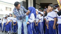 Pj Wali Kota Sukabumi, Kusmana Hartadji, saat menyambut anak-anak dari TK Sejahtera yang berkunjung ke Balai Kota Sukabumi, pada Kamis, 16 Mei 2024. Foto: Dokpim Kota Sukabumi.