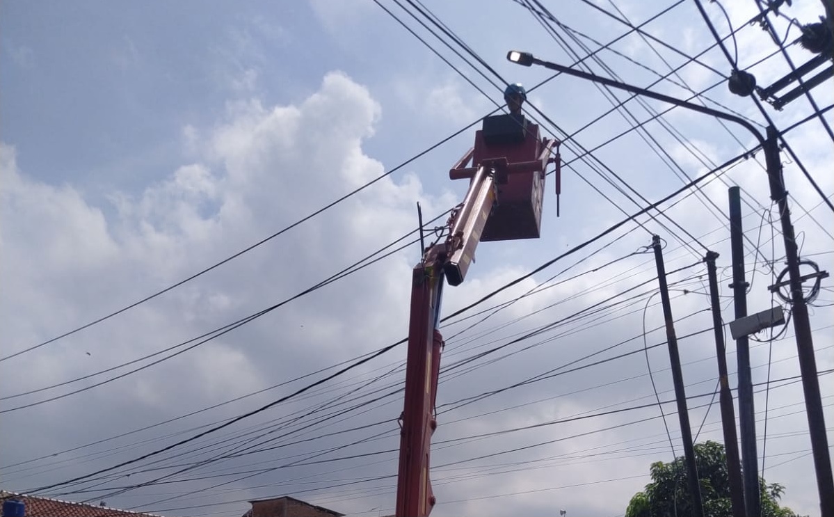 Petugas Dishub Kota Sukabumi saat melakukan penanganan lampu PJU yang tak berfungsi di Jalan Limusnunggal, Kecamatan Citamiang. Foto: Dok. HALOSMI.
