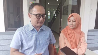 Kepala Dinas PUTR Kota Sukabumi, Sony Hermanto (kiri), saat diwawancarai awak media. Foto: Istimewa.