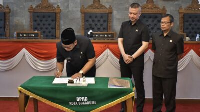Pj Wali Kota Sukabumi, Kusmana Hartadji, menandatangani dua Raperda penting dalam Rapat Paripurna di Gedung DPRD Kota Sukabumi, pada Senin, 20 Mei 2024. Foto: Dokpim Kota Sukabumi.