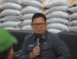 Pj Wali Kota Sukabumi Serahkan Bantuan Pangan Beras kepada 1.070 KPM di Kelurahan Limusnunggal