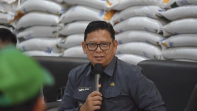 Pj Wali Kota Sukabumi, Kusmana Hartadji, saat memberikan sambutan dalam kegiatan penyerahan bantuan pangan beras secara simbolis kepada 1.070 KPM di Kelurahan Limusnunggal, pada Selasa, 7 Mei 2024. Foto: Dokpim Kota Sukabumi.