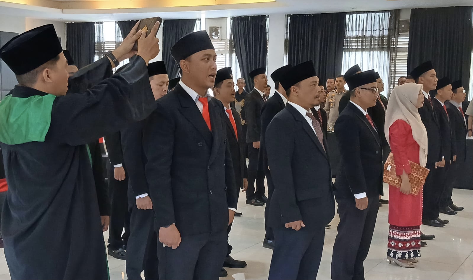 Bawaslu Kota Sukabumi melantik 21 orang anggota Panwascam yang akan bertugas dalam penyelenggaraan Pilkada serentak 2024 yang digelar di salah satu hotel di Jalan Selabintana, pada Jumat kemarin, 24 Mei 2024.