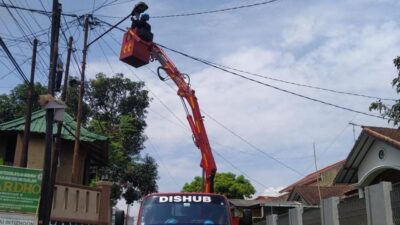 Respon Aduan Masyarakat, Dishub Kota Sukabumi Perbaiki Kerusakan Jaringan PJU Jalan Limusnunggal