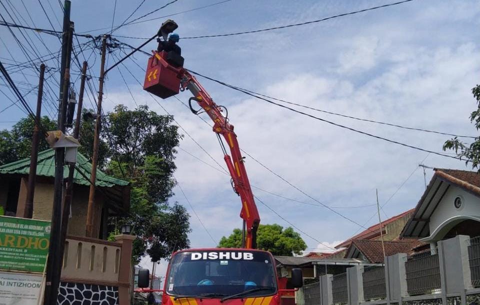 Petugas Dishub Kota Sukabumi perbaiki lampu PJU di Jalan Limusnunggal, Kecamatan Citamiang, pada Kamis 2 Mei 2024. Foto: Humas Dishub Kota Sukabumi for HALOSMI.