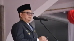 Pj Wali Kota Sukabumi, Kusmana Hartadji, memberikan sambutan saat upacara Hardiknas tahun 2024 di Lapang Merdeka Kota Sukabumi, pada Kamis, 2 Mei 2024. Foto: Dokpim Kota Sukabumi.