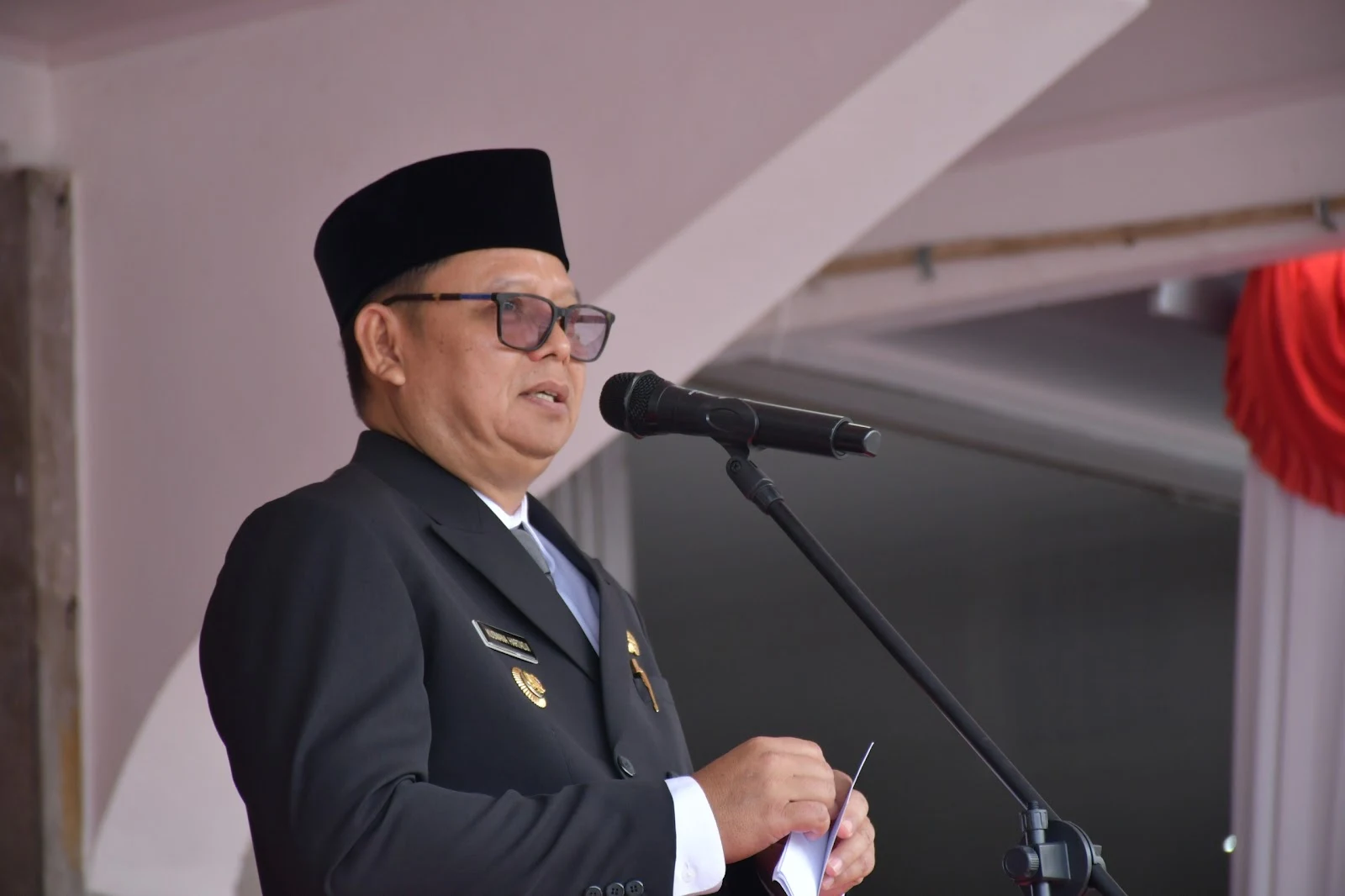 Pj Wali Kota Sukabumi, Kusmana Hartadji, memberikan sambutan saat upacara Hardiknas tahun 2024 di Lapang Merdeka Kota Sukabumi, pada Kamis, 2 Mei 2024. Foto: Dokpim Kota Sukabumi.