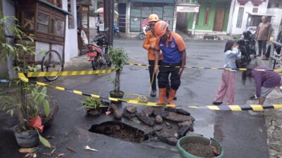 Hujan Deras Sebabkan Badan Jalan di Kampung Cipanengah Sukabumi Amblas