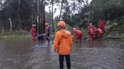 Petugas gabugan saat melakukan penanganan banjir limpasan pasca hujan deras yang terjadi di Jalan Aminta Azmali, Kelurahan Sriwedari, Kecamatan Gunungpuyuh, Kota Sukabumi, pada Kamis, 16 Mei 2024. Foto: Pusdalops BPBD Kota Sukabumi for HALOSMI.