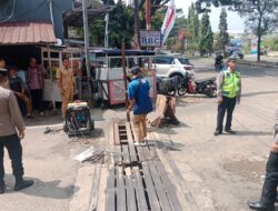 Cegah Laka Lantas dan Banjir, DPUTR Kota Sukabumi Perbaiki Grill Jalan di Balandongan