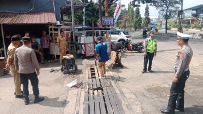 Cegah Laka Lantas dan Banjir, DPUTR Kota Sukabumi Perbaiki Grill Jalan di Balandongan
