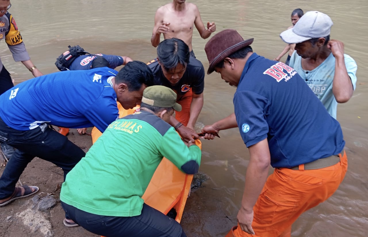 Petugas gabungan saat mengevakuasi seorang pemuda yang ditemukan tewas usai terbawa arus Sungai Cimandiri, pada Jumat, 31 Mei 2024. Foto: Pusdalops PB BPBD Kota Sukabumi for HALOSMI.