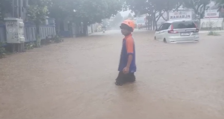Kondisi ruas Jalan Arif Rahman Hakim di Kelurahan Benteng, Kecamatan Warudoyong, Kota Sukabumi yang terendam banjir dampak hujan deras, pada Kamis sore, 16 Mei 2024. Foto: Istimewa.