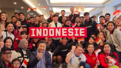 Rombongan tim nasional Indonesia U-23 berfoto bersama staf Kedutaan Besar Republik Indonesia untuk Prancis, Senin 6 Mei 2024. FOTO: Screen Shot Instagram Indonesia Embassy in Paris