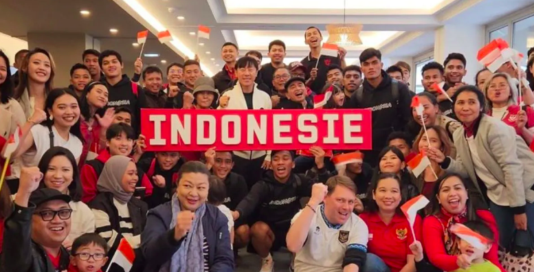 Rombongan tim nasional Indonesia U-23 berfoto bersama staf Kedutaan Besar Republik Indonesia untuk Prancis, Senin 6 Mei 2024. FOTO: Screen Shot Instagram Indonesia Embassy in Paris