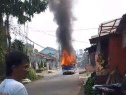 Bocor Selang Bensin, Angkot Nagrak-an Terbakar di Pinggir Jalan