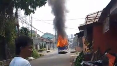 Bocor Selang Bensin, Angkot Nagrak-an Terbakar di Pinggir Jalan