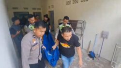 Polisi Mengevakuasi Jasad A-S (54) Alias Ceceu yang Ditemukan Tewas Bersimbah Darah Tanpa Busana di Perum Frinanda Palabuhanratu (Sumber : Istimewa)
