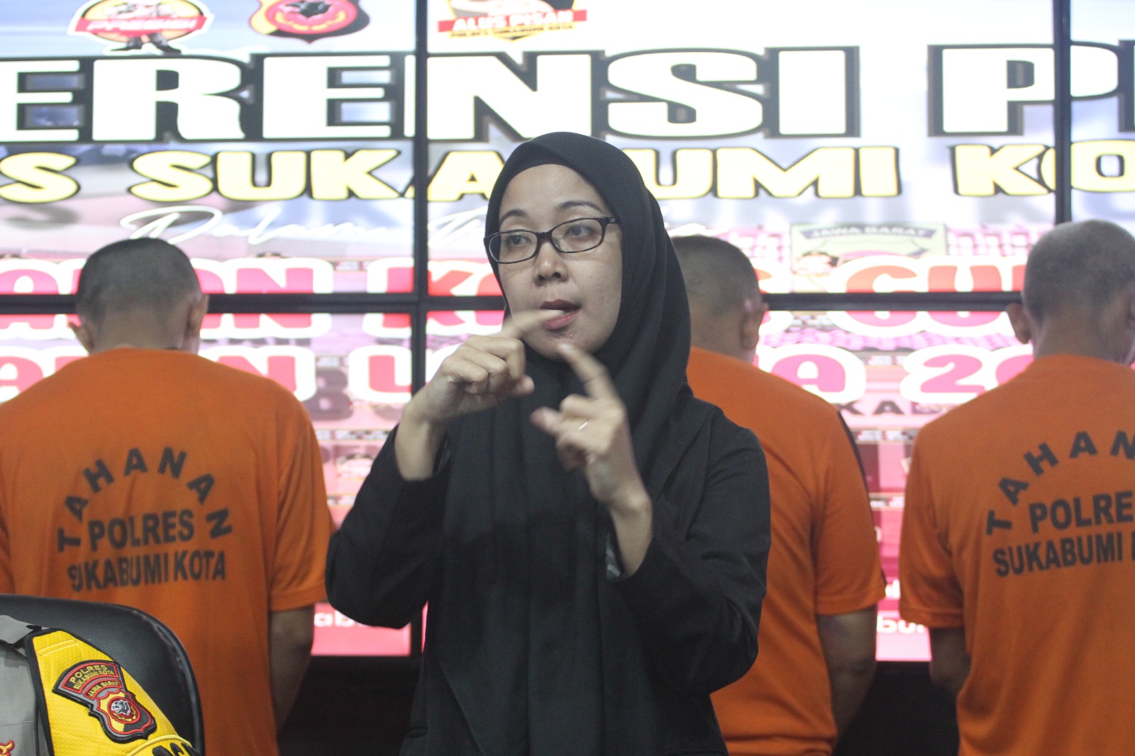 Agisna Seprilia juru bahasa isyarat (JBI) saat konferensi pers mengungkap kasus Polres Sukabumi Kota, Selasa 21 Mei 2024. FOTO: Darwin Sandy/HALOSMI