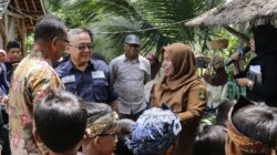 Wakil Bupati Sukabumi Iyos Somantri menyapa masyarakat saat berkunjung ke salah wilayah yang ada di Kabupaten Sukabumi belum lama ini. FOTO: Istimewa
