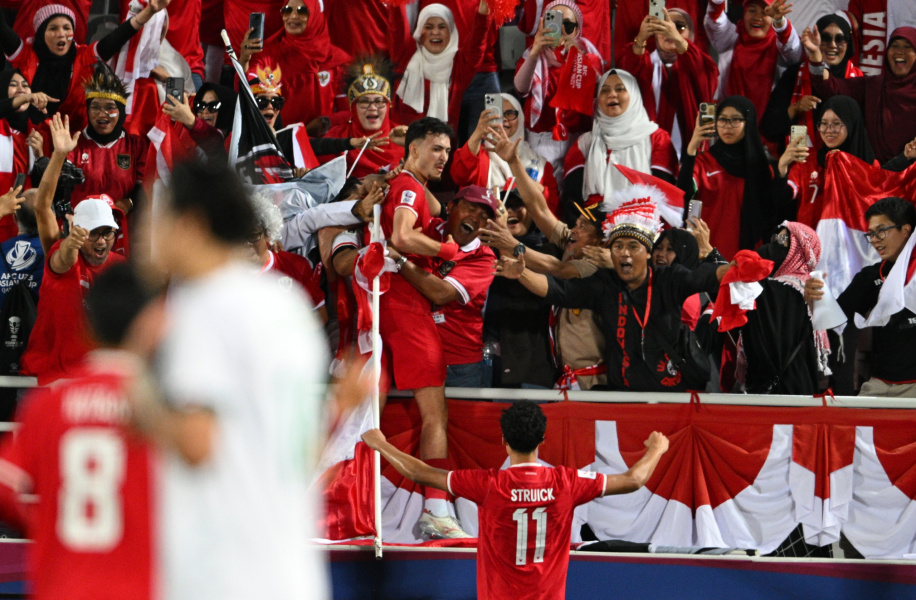 Ivar Jenner selabrasi menghampiri pendukung Timnas Indonesia usai mencetak gol dalam laga kontra Irak dalam pertandingan perebutan tempat ketiga Piala Asia U-23 2024 di Stadion Abdullah bin Khalifa, Doha, Qatar, Kamis 2 Mei 2024 malam WIB. FOTO: dok PSSI