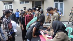 Puluhan anjal atau gepeng saat dilakukan pendataan oleh petugas di Kantor Dinas Satpol PP dan Damkar Kota Sukabumi, pada Senin, 10 Juni 2024. Foto: Nuria Ariawan/HALOSMI.