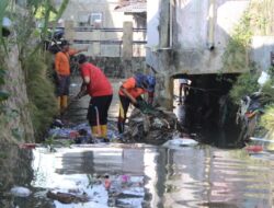 Antisipasi Banjir, Petugas Gabungan Kerja Bakti Bersihkan Saluran Air di Cikole Sukabumi