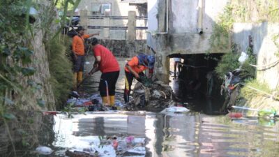 Antisipasi Banjir, Petugas Gabungan Kerja Bakti Bersihkan Saluran Air di Cikole Sukabumi