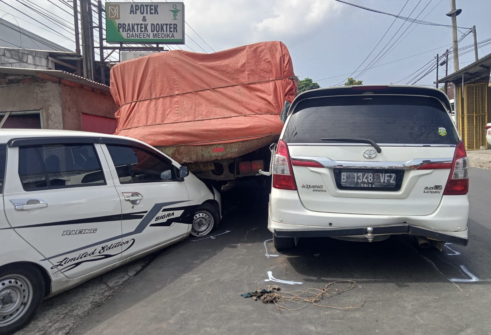 Sejumlah kendaraan yang terlibat kecelakaan lalu lintas di Jalan Raya Cibadak-Sukabumi, Desa Cibolang Kaler, Kecamatan Cisaat, Kabupaten Sukabumi pada Selasa, 4 Juni 2024. Foto: Istimewa.