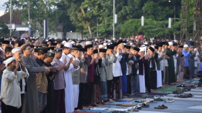 Pemerintah bersama masyarajat Kota Sukabumi melaksanakan Salat Idul Adha 1445 Hijriah yang berlangsung di kawasang Lapang Merdeka, pada Senin, 17 Juni 2024. Foto: Dokpim Kota Sukabumi.