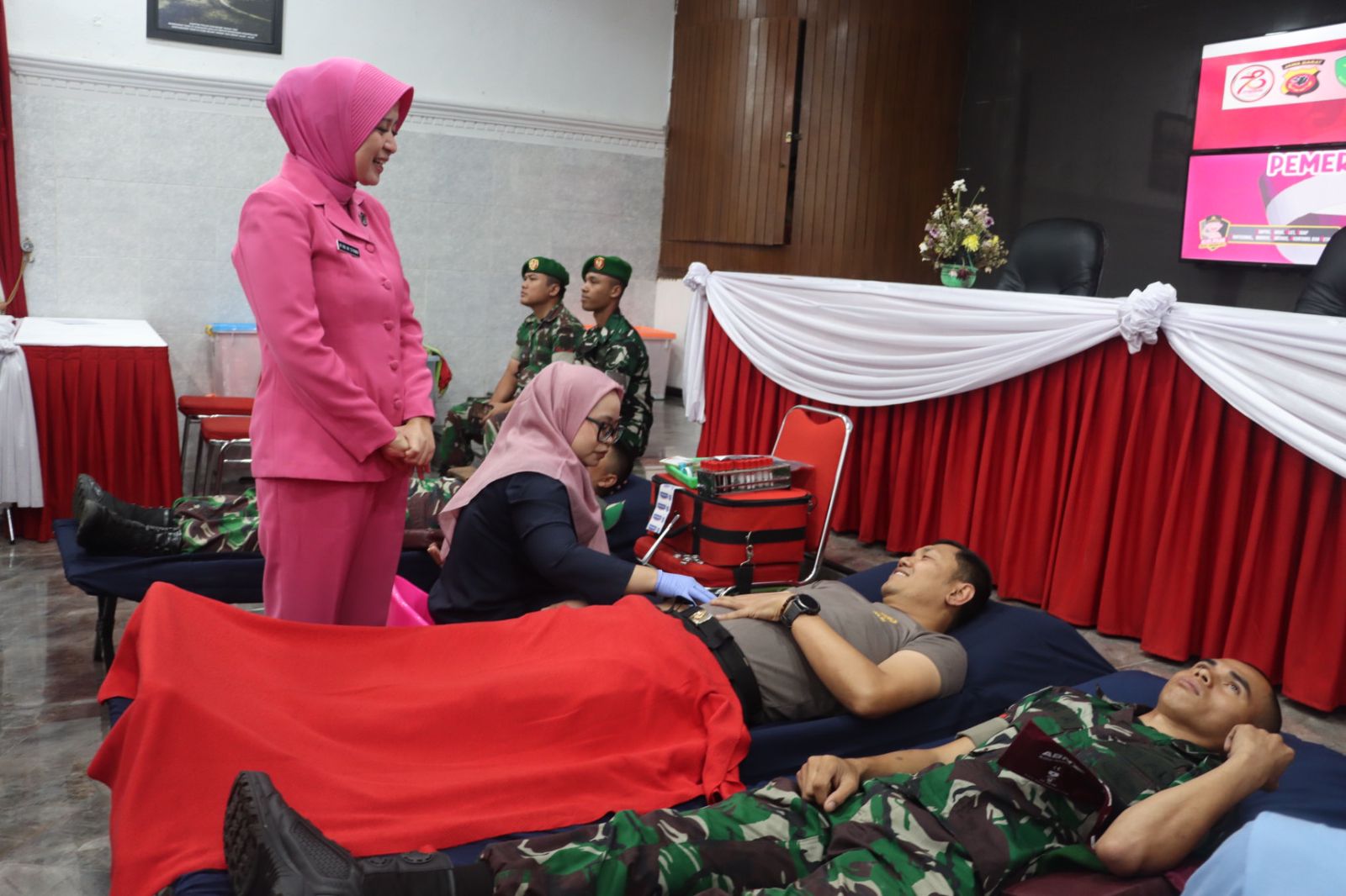 Kapolres Sukabumi Kota, AKBP Ari Setiawan Wibowo, turut mendonorkan darahnya dalam rangka menyambut Hari Bhayangkara ke-78 yang digelar di aula Graha Rekonfu Polres Sukabumi Kota, pada Rabu, 12 Juni 2024. Foto: Humas Polres Sukabumi Kota for HALOSMI.