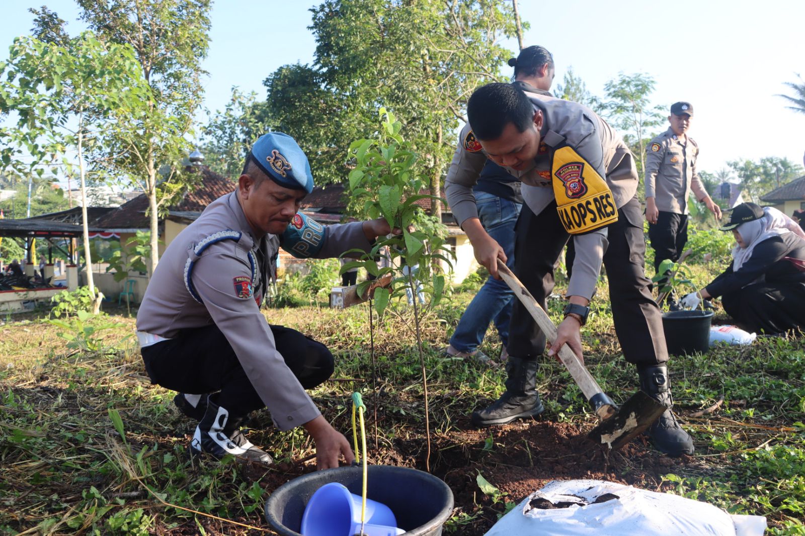 Kapolres Sukabumi Kota, AKBP Ari Setyawan Wibowo, saat menanam bibit pohon dalam rangka menyambut Hari Bhayangkara ke-78 yang dilakukan secara serentak di seluruh Polsek Jajaran Polres Sukabumi Kota. Foto: Humas Polres Sukabumi Kota.