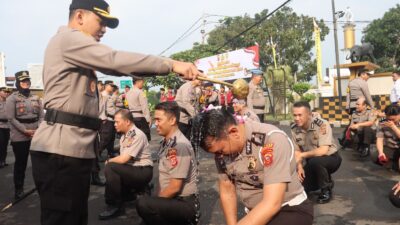 Polres Sukabumi Kota melaksanakan upacara laporan kenaikan pangkat di halaman Mapolres Sukabumi Kota, Selasa, 2 Juli 2024. Foto: Humas Polres Sukabumi Kota.